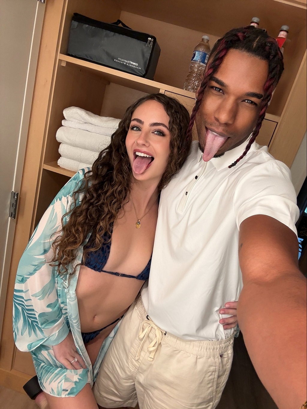 HUnfFdzWAAAqzN6.jpg